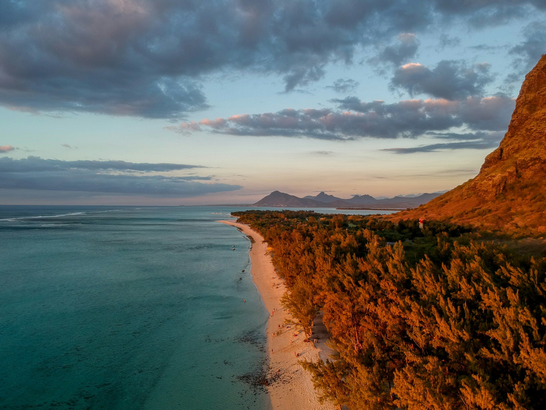Le Morne partja aranyló naplementében, Mauritius
